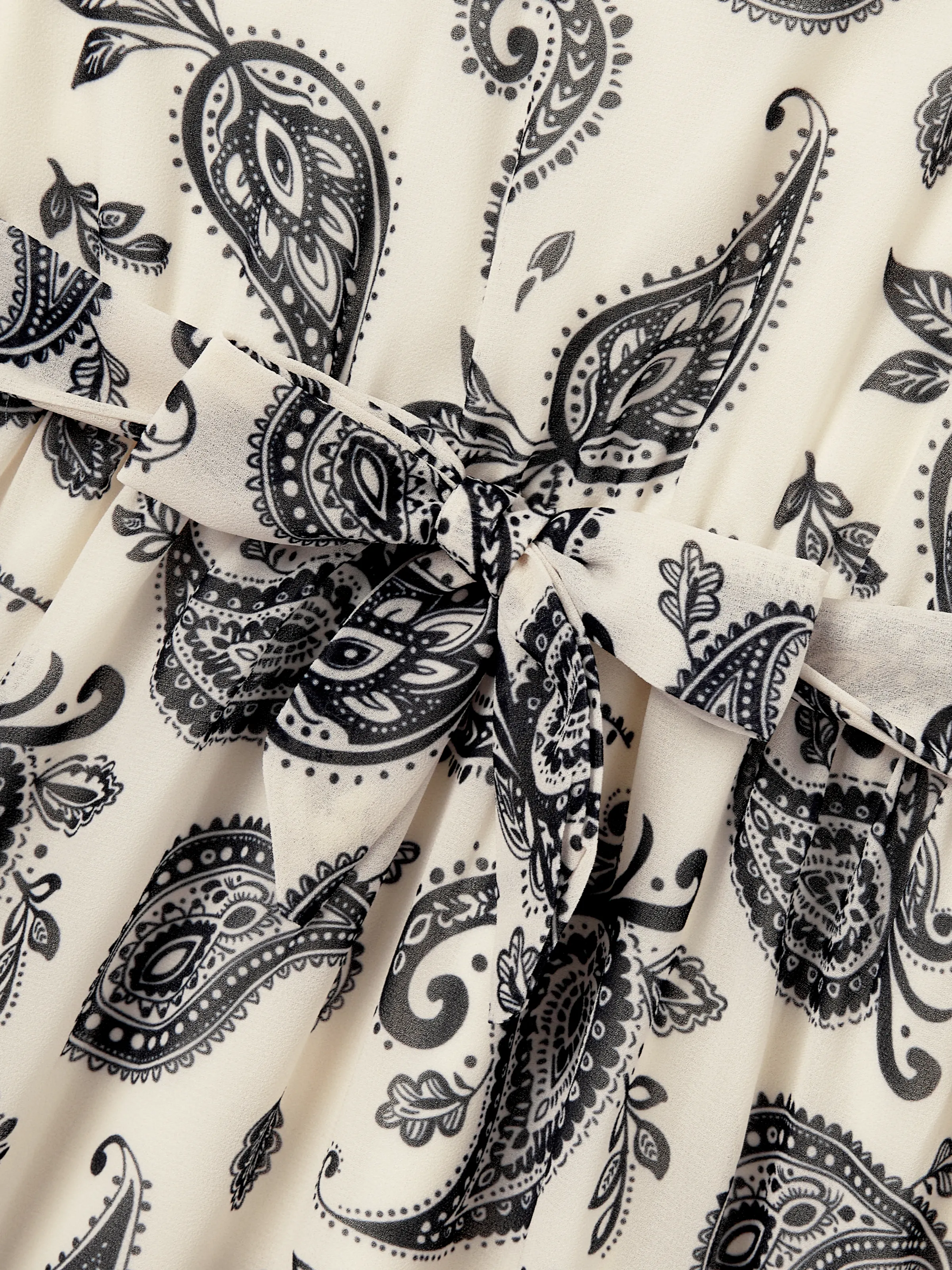 Family Matching Paisley Print Outfits Sleeveless Spaghetti Strap Dress & Cotton T-Shirt for Mom, Dad, & Kids Perfect for Family Outings & Photos
Black - Image 12